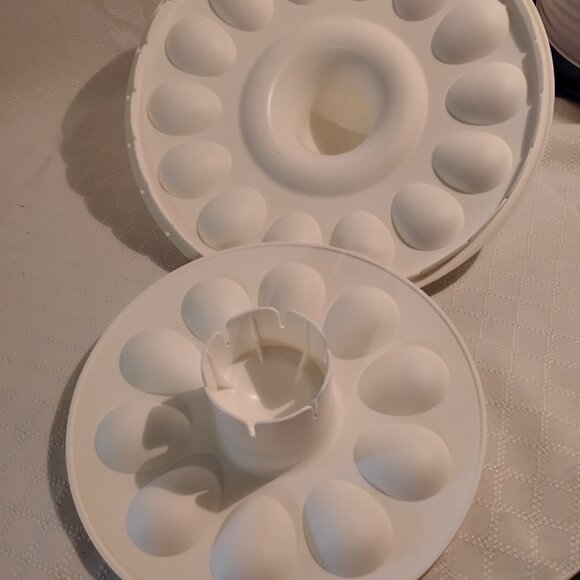 Tupperware Cake/Egg Taker - Picture 7 of 10